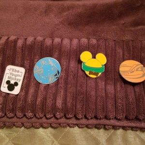 Disney pins